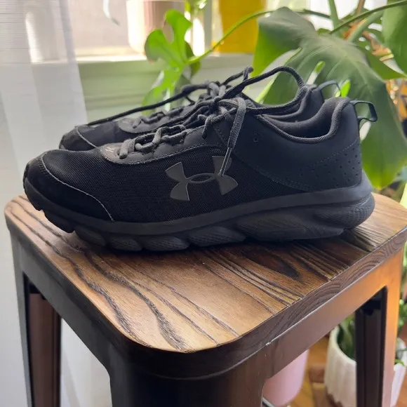 Under Armour‎ Charged Assert Running Shoes Athletic Gym Black Mens Size