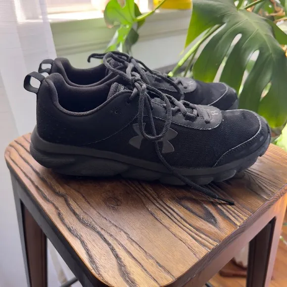 Under Armour‎ Charged Assert Running Shoes Athletic Gym Black Mens Size