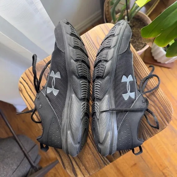 Under Armour‎ Charged Assert Running Shoes Athletic Gym Black Mens Size