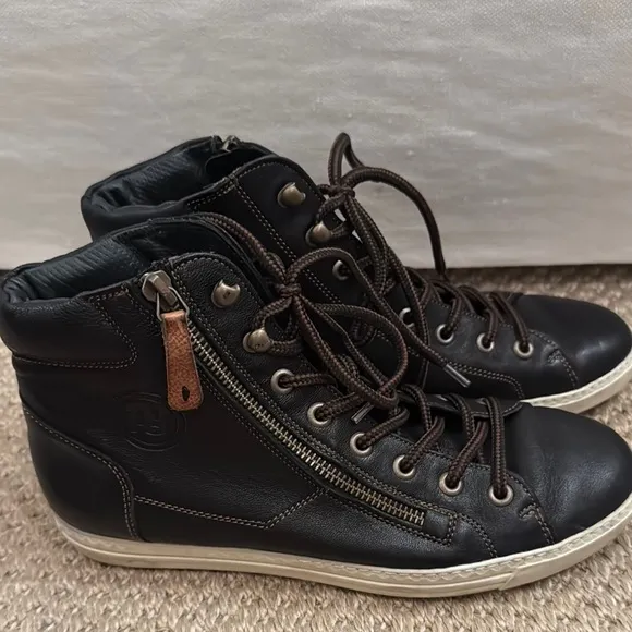 Unisex men’s 5 women’s 7. Black High-Top Sneakers. Leather with zippers