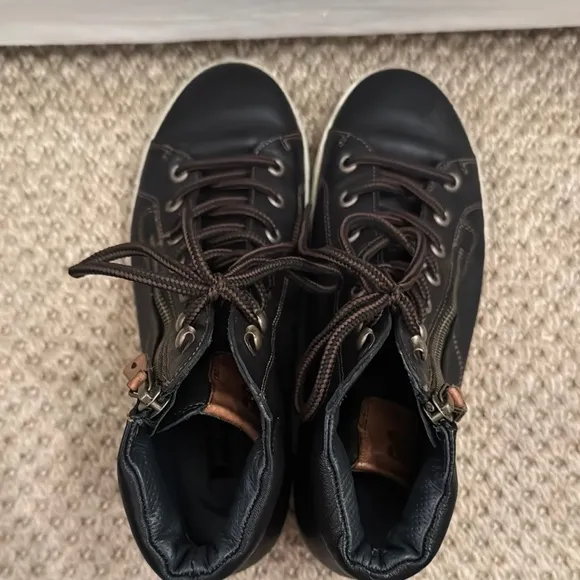 Unisex men’s 5 women’s 7. Black High-Top Sneakers. Leather with zippers