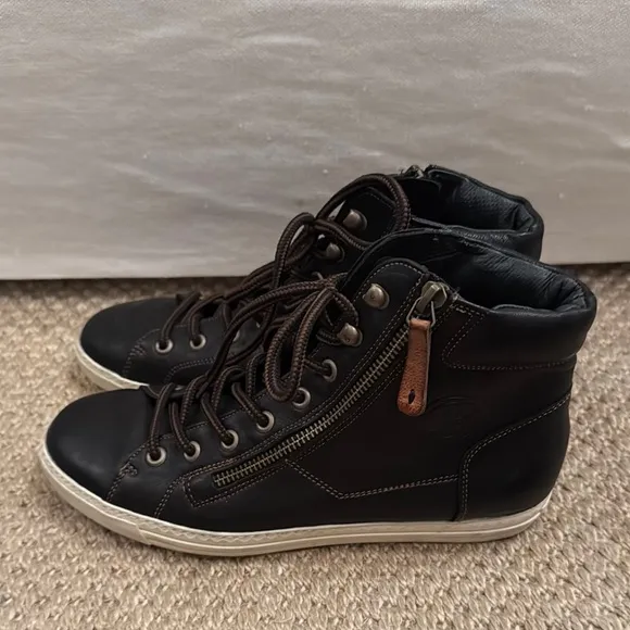 Unisex men’s 5 women’s 7. Black High-Top Sneakers. Leather with zippers