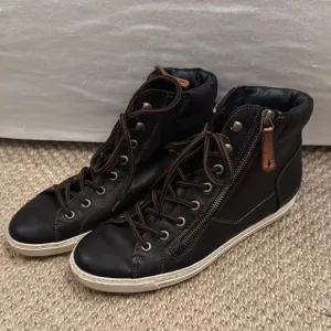 Unisex men’s 5 women’s 7. Black High-Top Sneakers. Leather with zippers