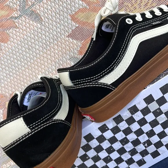 Vans Men’s Chukka Low SidBlack/GumVN0A5KQZB9M Snickers