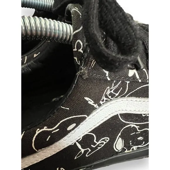 Vans Old Skool Peanuts Snoopy Black &amp; White Sneakers size Women’s 10 / Men’s 8.5