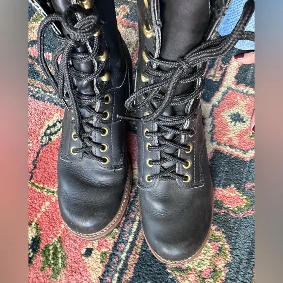 Vibram Beautiful genuine leather lace up combat biker boots sz 8.5 / 39