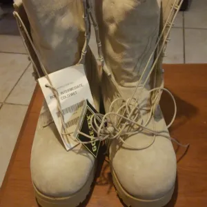 VIBRAM BOOTS SIZE 13 1/2