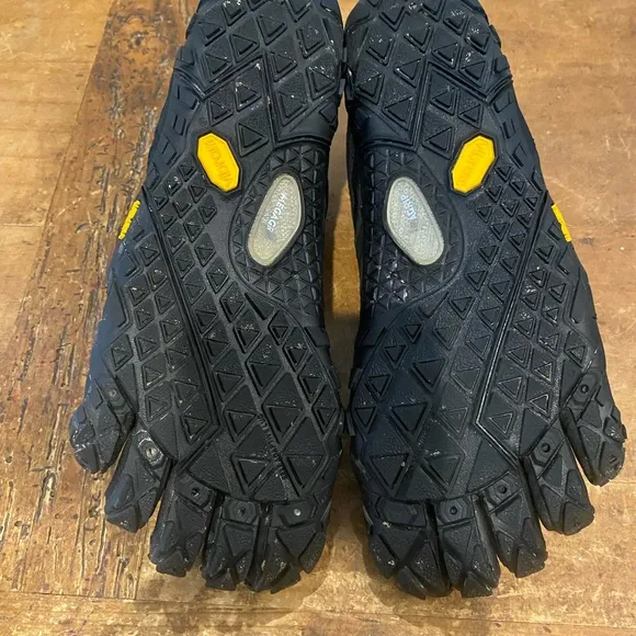 Vibram Womens V-Trail 2.0 Black Yellow Hiking Shoes 19W7601 Size 7-7.5/EU 37