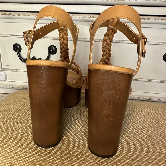 Vince Camuto - Rohnlee - NEW (no box) platform leather sandals size 7.5
