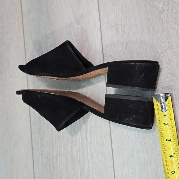 Vince Women Suede Heels Sandals shoes sz 7.5M