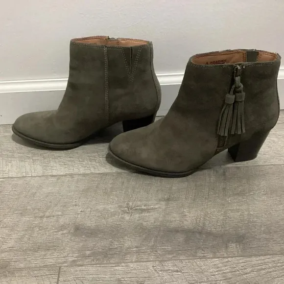 VIONIC Upright Madeline Boot Size 8