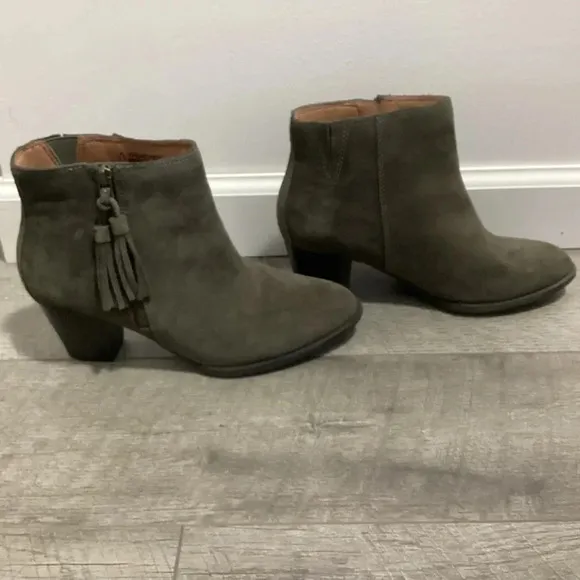 VIONIC Upright Madeline Boot Size 8