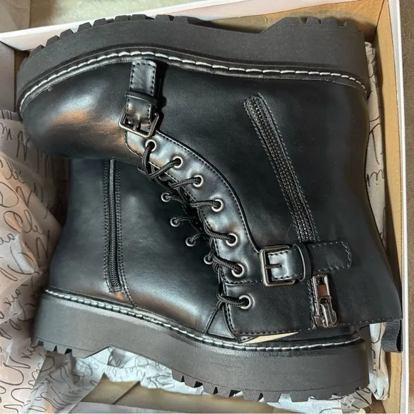 Wild Pair Arriele Lug Sole Combat Boots 11M