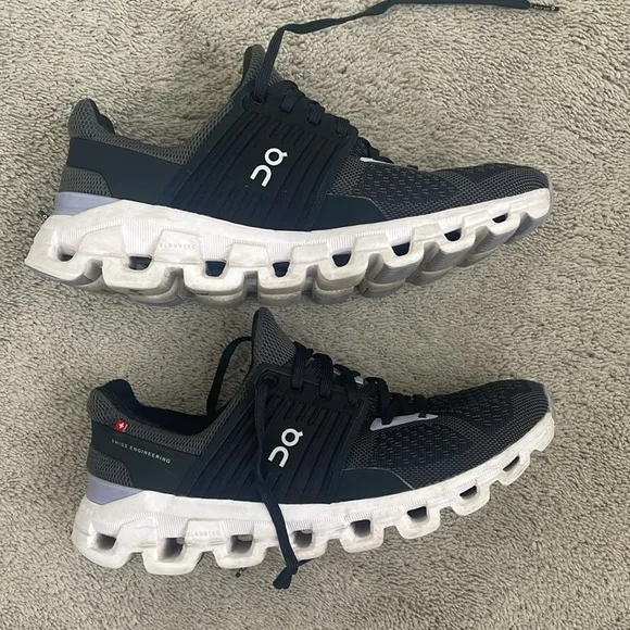 Woman’s On Running Cloudswift Sneakers Size 8