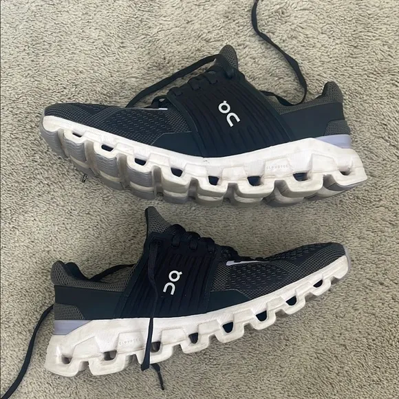 Woman’s On Running Cloudswift Sneakers Size 8