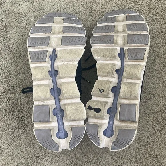 Woman’s On Running Cloudswift Sneakers Size 8