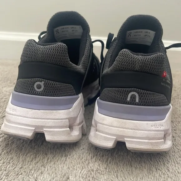 Woman’s On Running Cloudswift Sneakers Size 8