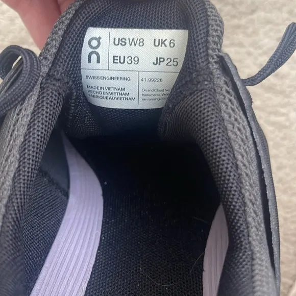 Woman’s On Running Cloudswift Sneakers Size 8