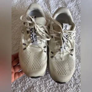 women’s On Running Cream Sneakers Size 8