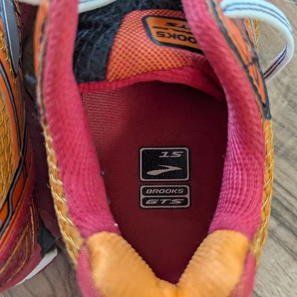 Women's Orange and red 15 Brooks GTS in a size 7.5. Running sneakers.
