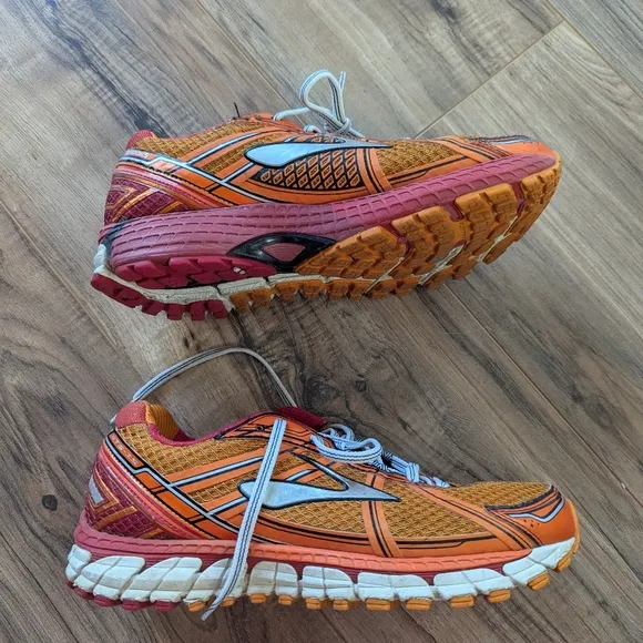 Women's Orange and red 15 Brooks GTS in a size 7.5. Running sneakers.