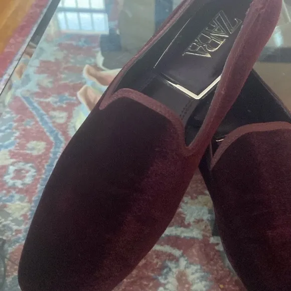Zara women shoes ,  flat burgundy Velvet loafer
