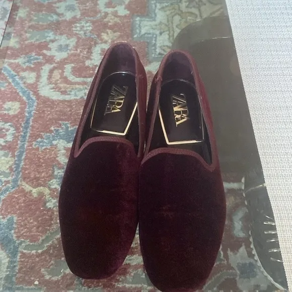 Zara women shoes ,  flat burgundy Velvet loafer