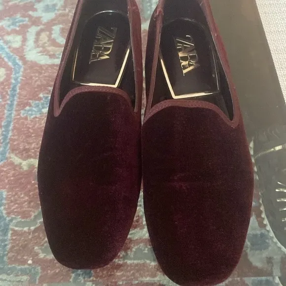 Zara women shoes ,  flat burgundy Velvet loafer